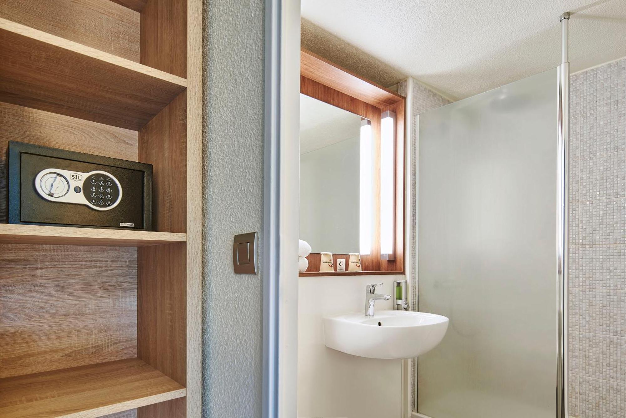 The Originals City Hotel La Verriere-Yvelines Bagian luar foto