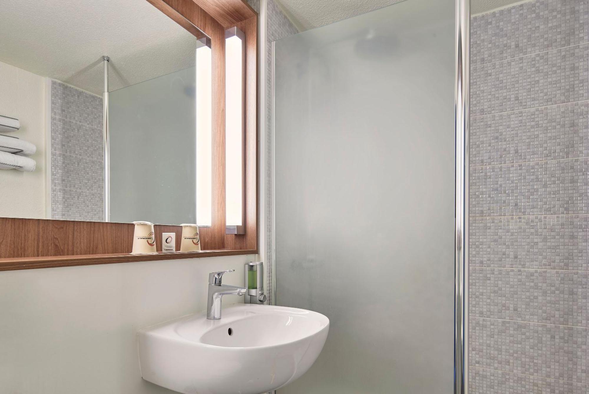 The Originals City Hotel La Verriere-Yvelines Bagian luar foto