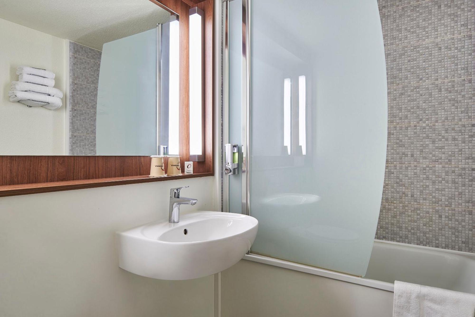 The Originals City Hotel La Verriere-Yvelines Bagian luar foto