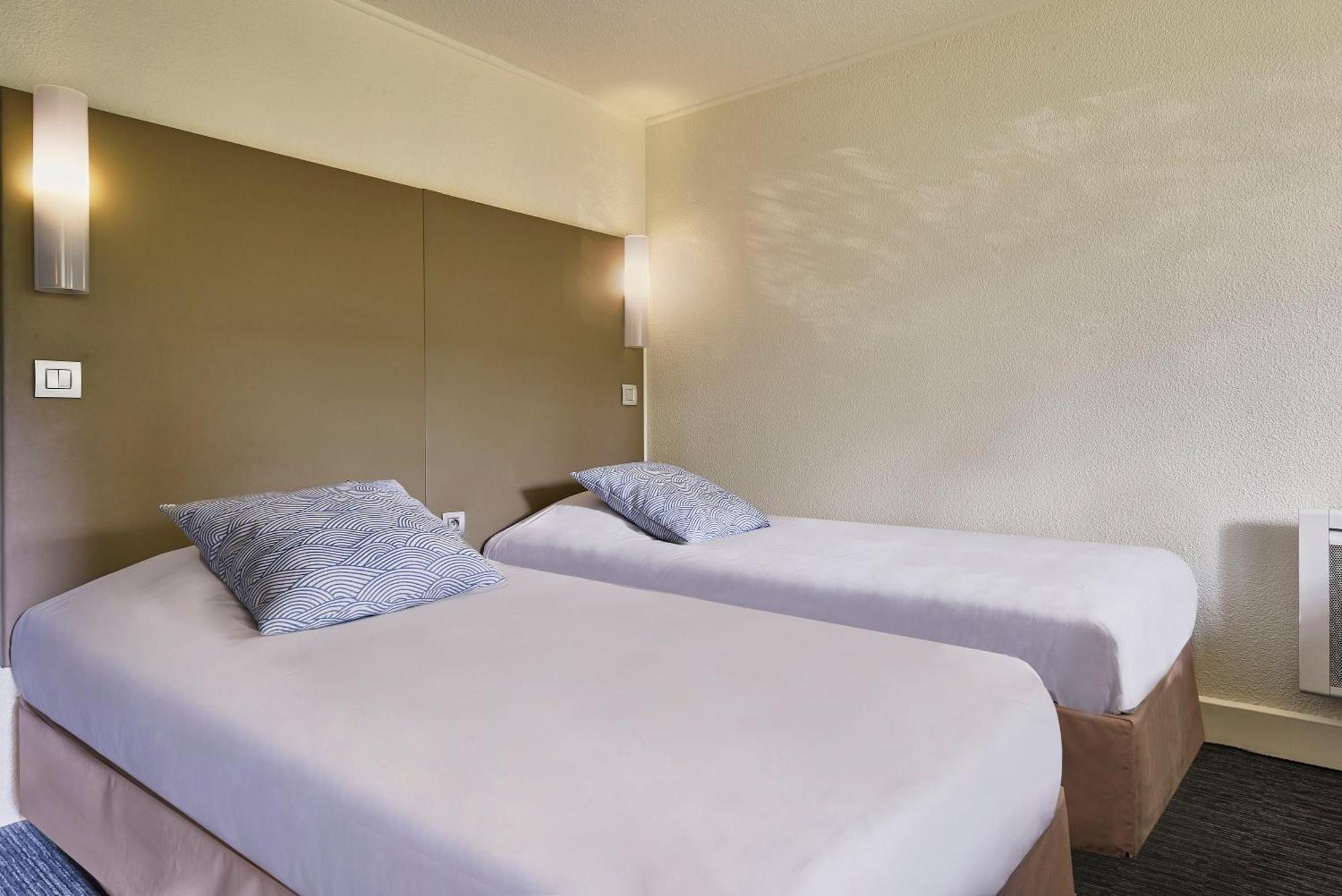 The Originals City Hotel La Verriere-Yvelines Bagian luar foto
